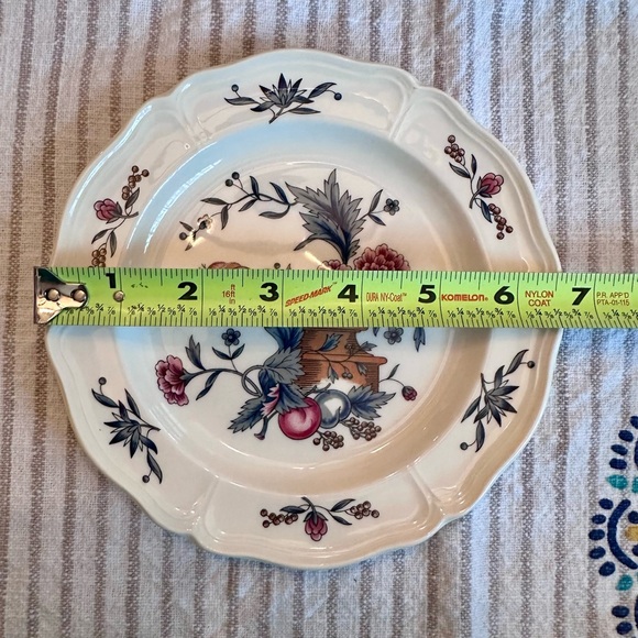 Wedgwood Williamsburg Potpourri Cream Dinnerware with Red and Blue Floral Design - Picture 14 of 16